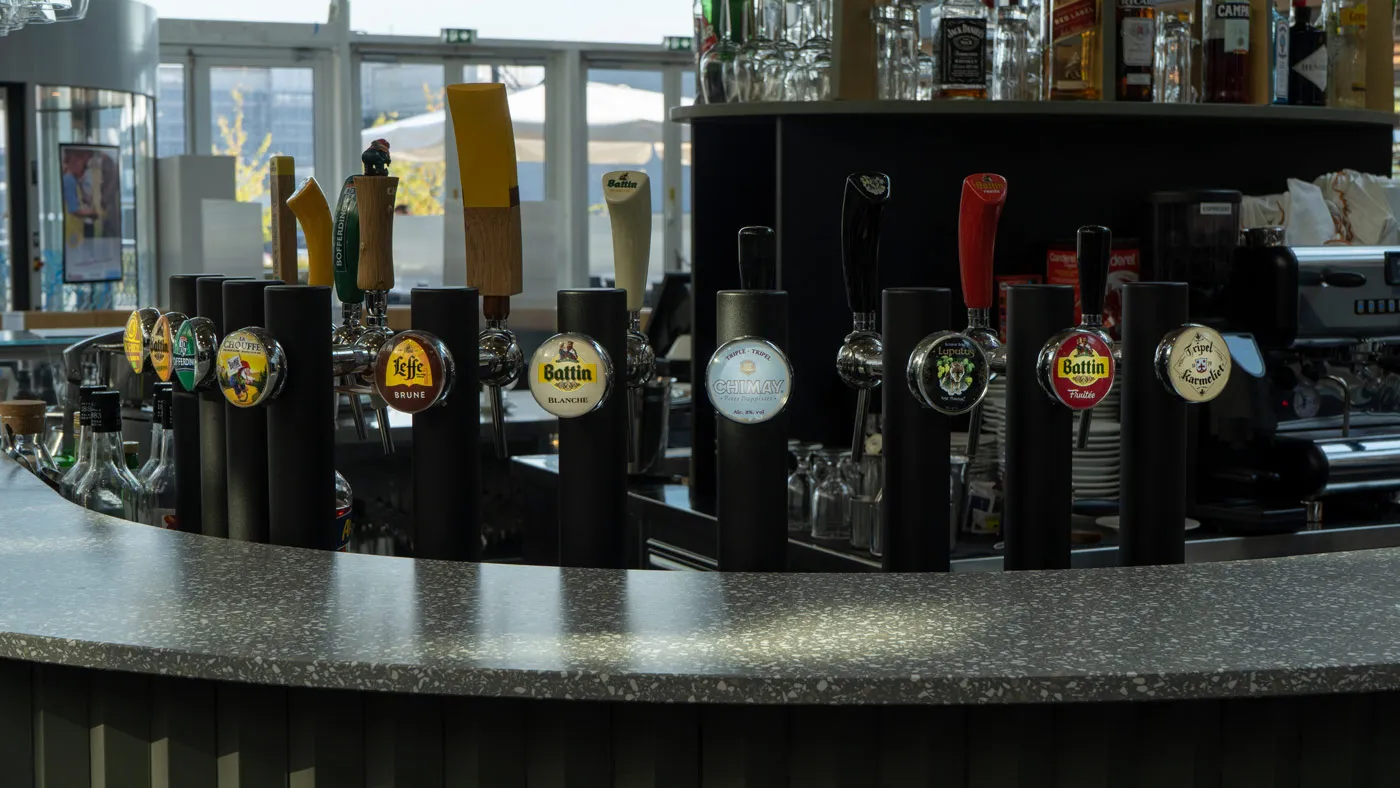 Le bar et ses tireuses à bière