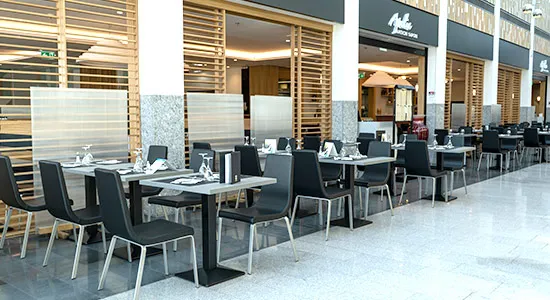 La salle du restaurant Apulia, tables dressées dans la Galerie Auchan
